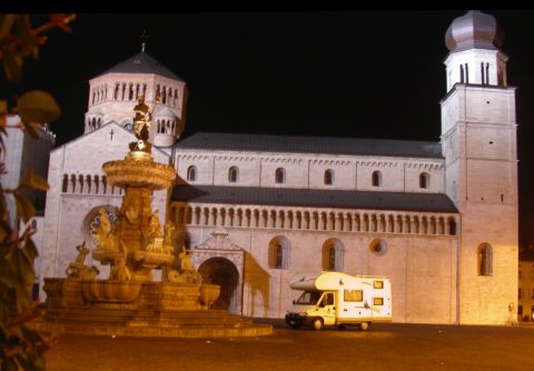 camper in piazza Duomo a Trento