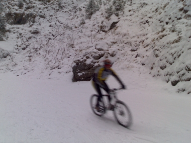 ciclista nella neve