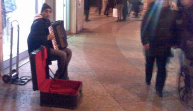 musicista di strada con la fisarmonica