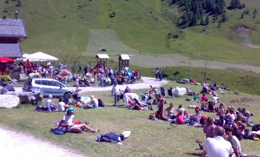 rifugio dolomitico affollato