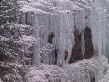 scalatori sulla cascata di ghiaccio