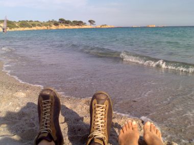 in Corsica sulla spiaggia con le scarpe camper pelotas