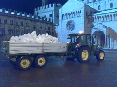 trattore sgombra neve in piazza duomo a trento