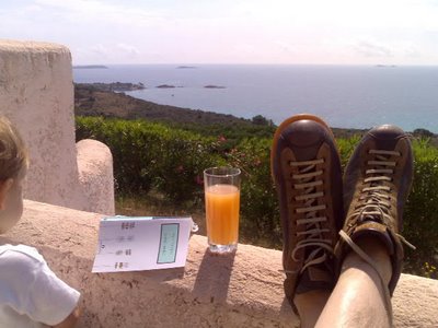 in terrazza a Bocca dell'Oro con le scarpe camper